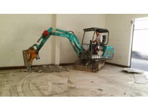 德力挖掘機室內(nèi)裝修地板改造