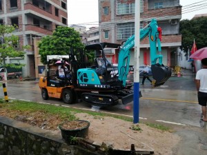 叉車(chē)搭載小型挖掘機(jī)見(jiàn)過(guò)嗎？